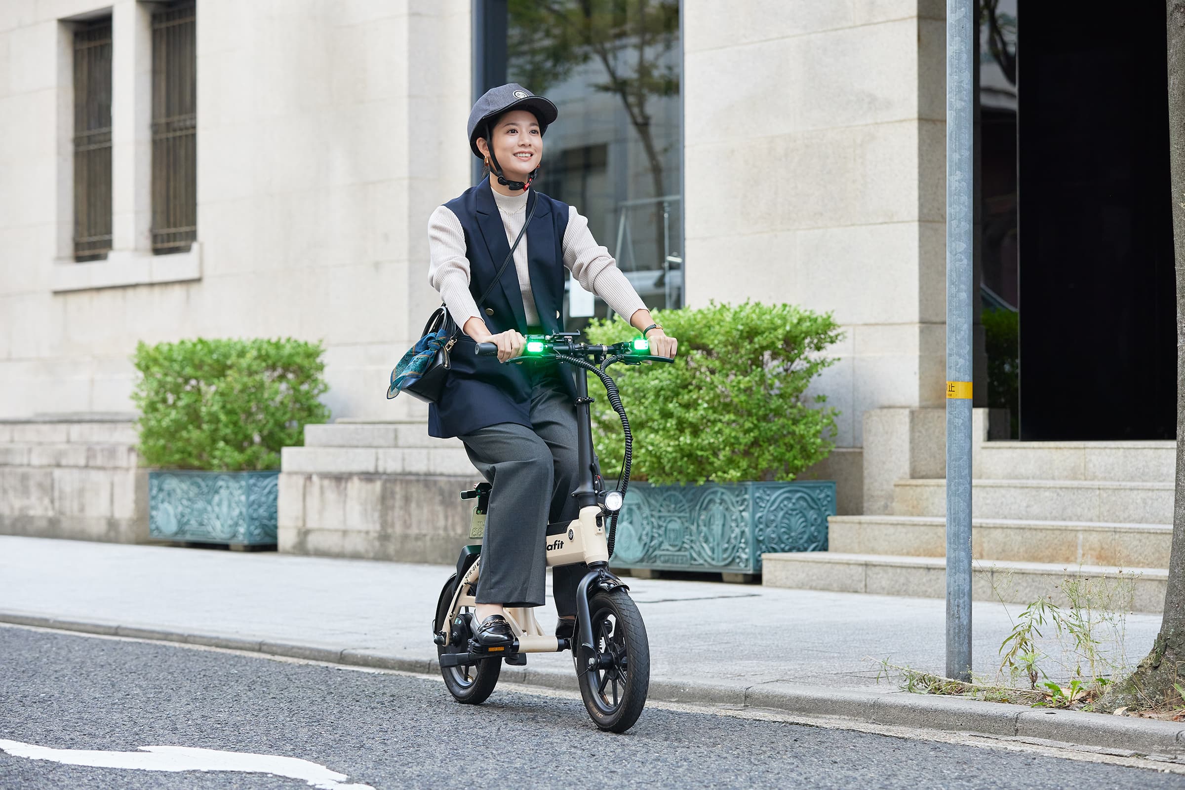 車道を走行する電動モビリティのイメージ